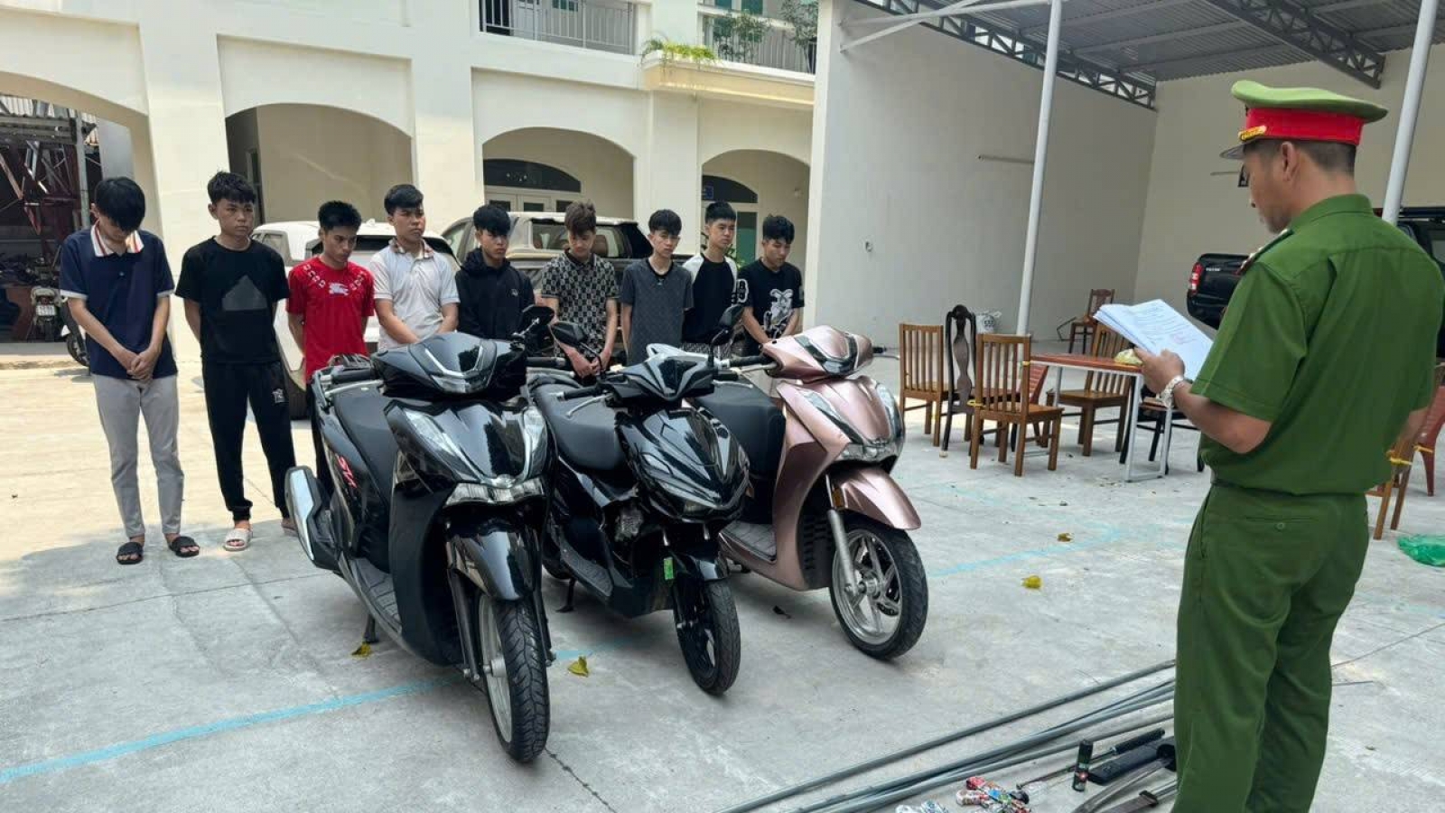 Bắt nhóm thanh niên mang hung khí truy đuổi nhau trên phố