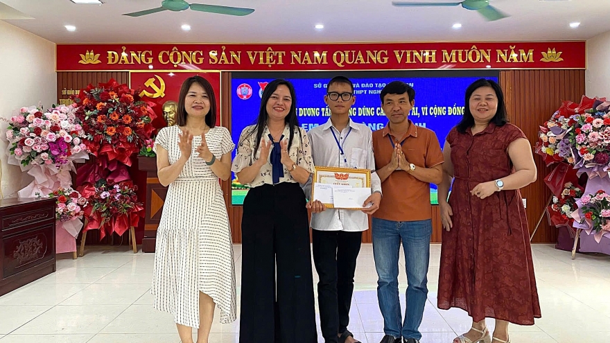 Tuyên dương nam sinh lớp 10 ở Nghệ An dũng cảm cứu 2 người gặp nạn trên biển