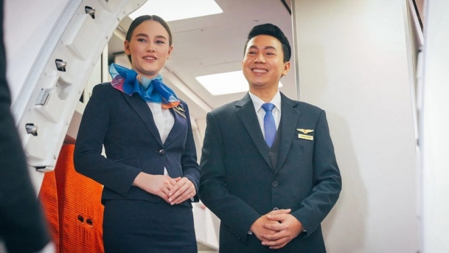 Tiếp viên hàng không đứng chào khách ở cửa máy bay còn có nhiệm vụ gì?