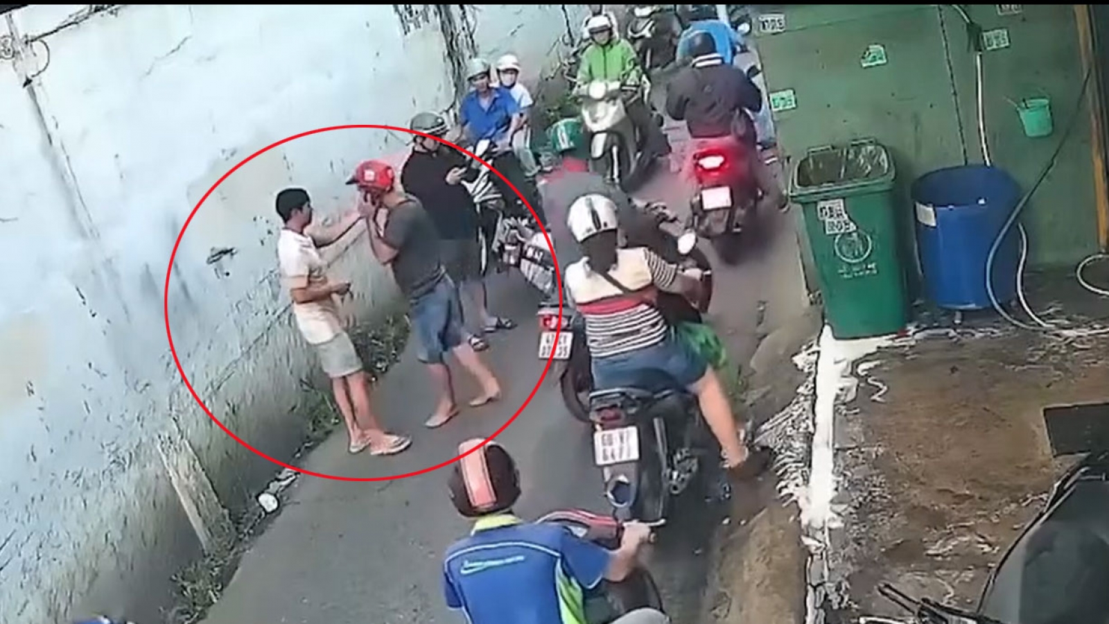 Đánh gục người can ngăn sau va chạm giao thông ở TP.HCM