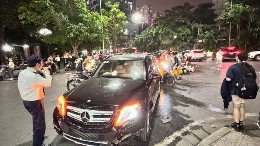 Công an đang xác minh nữ tài xế “cố thủ” sau va chạm liên hoàn ở khu đô thị Hà Nội