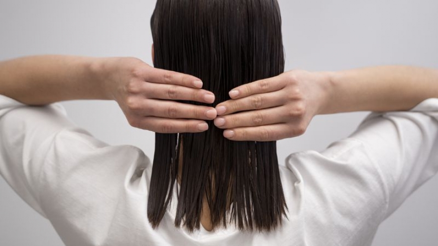 Ngủ khi tóc còn ướt: Thói quen nhỏ nhưng hậu quả không hề nhỏ