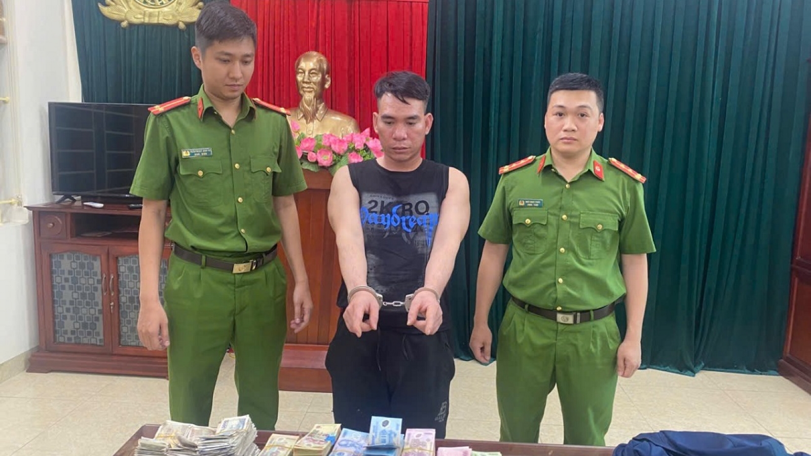 Bắt giữ đối tượng trộm tiền công đức tại Ninh Bình