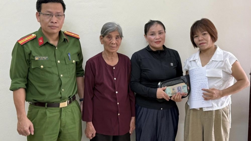 Nhặt được hơn 56 triệu đồng, 2 phụ nữ giao nộp công an trả lại người đánh rơi