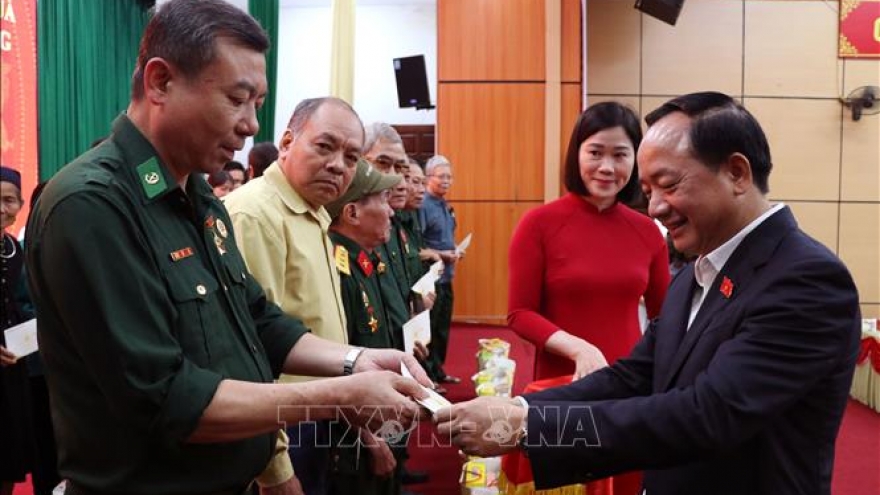 Trưởng Ban Tuyên giáo và Dân vận Trung ương tặng quà các gia đình chính sách