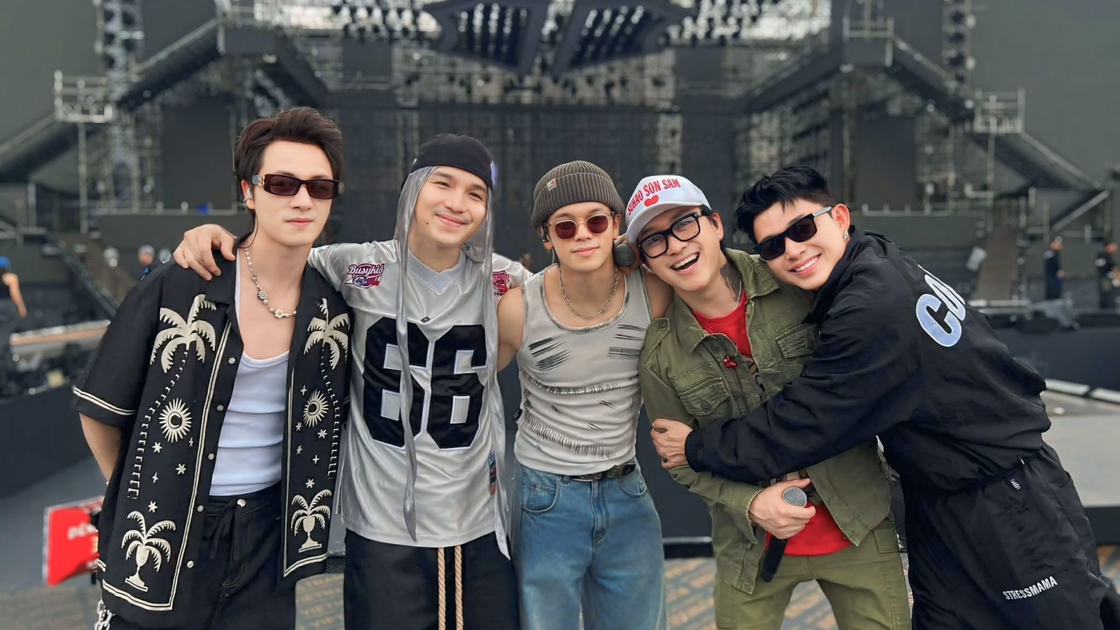 Sao Việt 25/4: Dàn “Anh trai” đổ bộ hình ảnh rehearsal "Gaihome" phủ sóng showbiz