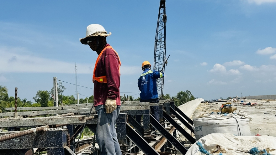 Xuyên lễ trên công trường cao tốc miền Tây