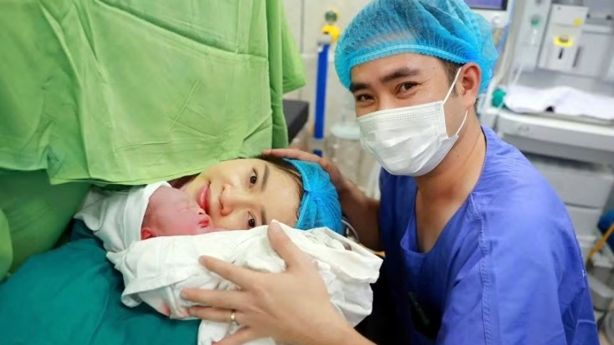 Twins born 13 weeks apart successfully delivered in Vietnam