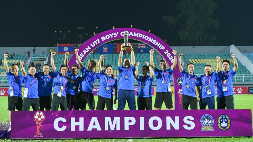 U17 Việt Nam vô địch Đông Nam Á, HLV Cristiano Roland được học trò tri ân