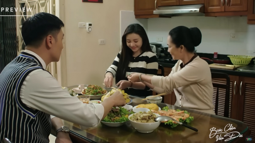 "Bước chân vào đời" tập 22: Thương lấy lòng mẹ Lâm, bị mỉa mai nịnh sếp