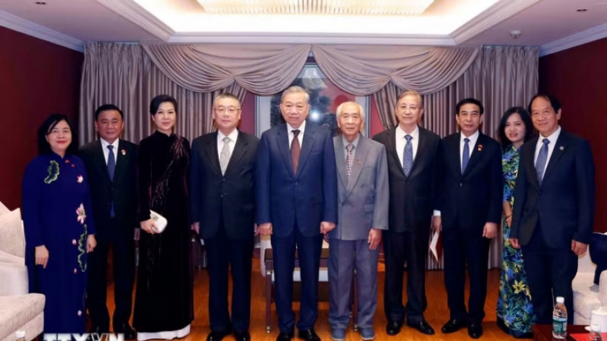 Tiếp tục “giữ lửa," không ngừng phát triển quan hệ Việt Nam-Trung Quốc