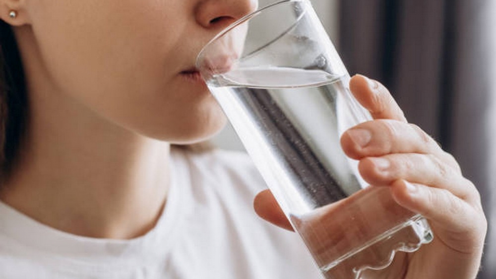 Lý do nên uống một ly nước ngay sau khi thức dậy mỗi ngày