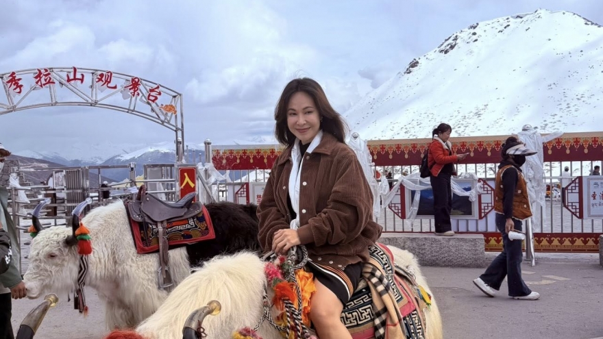 Uyên Linh khoe ảnh trải nghiệm thú vị khi đi du lịch Tây Tạng