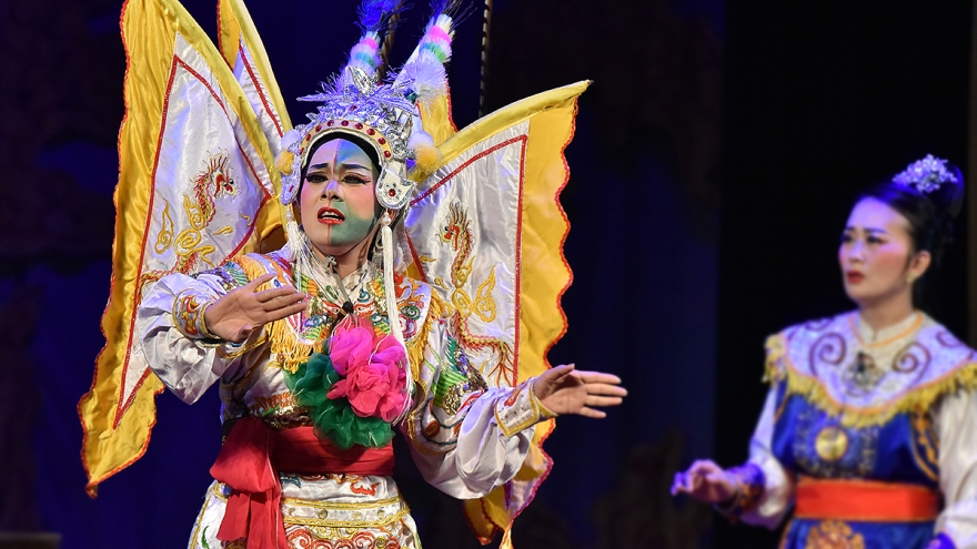 Độc đáo vẽ mặt nạ tạo hình nhân vật trong vở tuồng “Nữ tướng Đào Tam Xuân”