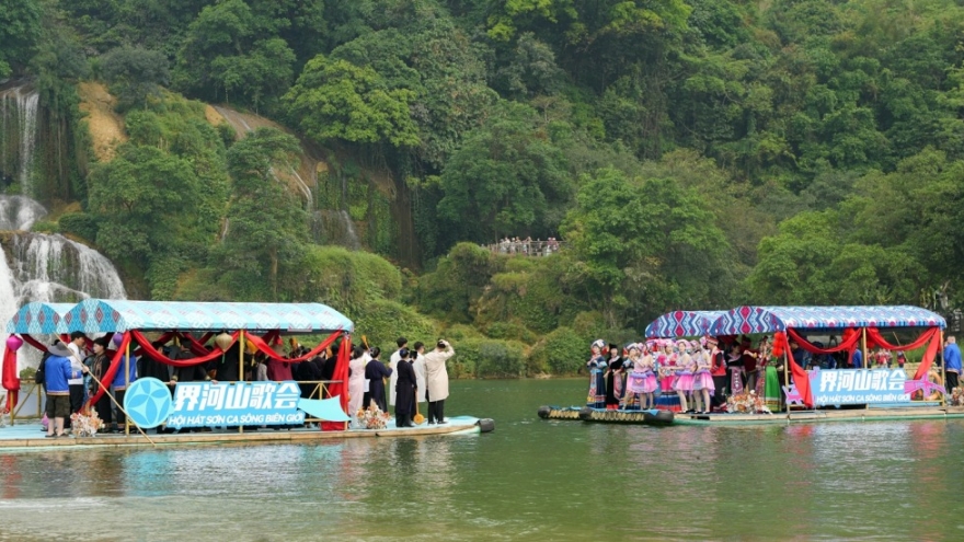 First-ever folk song festival held on Vietnam-China border river