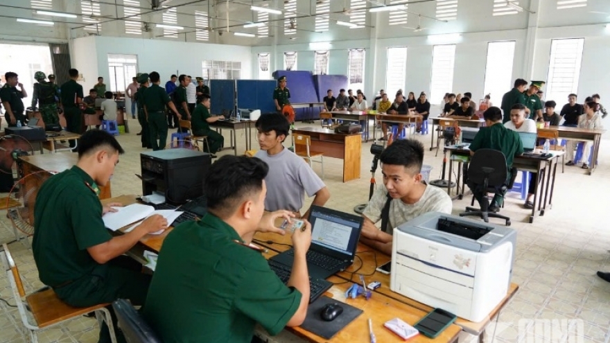 Vietnam receives 33 citizens repatriated from Cambodia