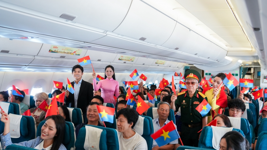 Vietnam Airlines kể câu chuyện hòa bình trên chuyến bay đặc biệt ngày 30/4