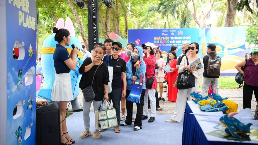 Người dân TP.HCM và du khách đội nắng săn tour du lịch hè