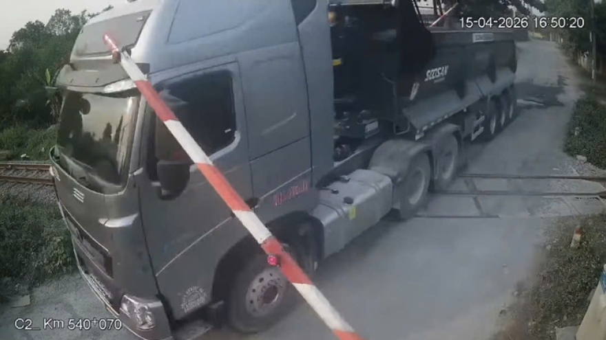 Quảng Trị xử lý tài xế ô tô đầu kéo liều lĩnh vượt rào chắn đường sắt khi đèn đỏ
