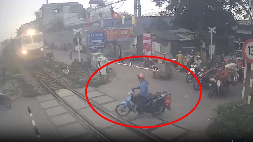 Suýt mất mạng khi lái xe máy vượt rào chắn dù tàu hỏa đang lao tới