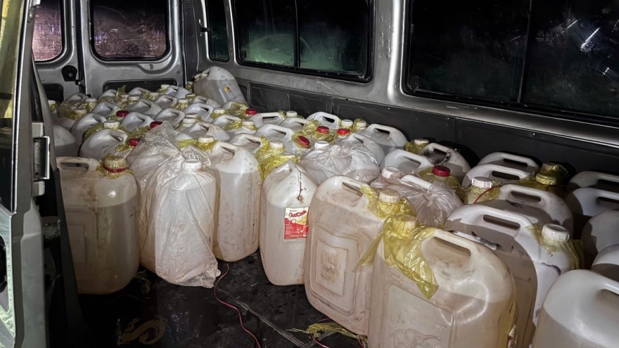 Phát hiện xe chở 50 can nhựa đầy xăng chuẩn bị đưa qua Lào tiêu thụ trái phép