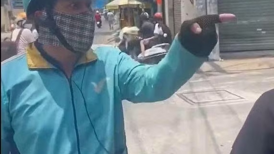 Công an xử lý người mặc áo xe ôm công nghệ đánh người ở TP.HCM