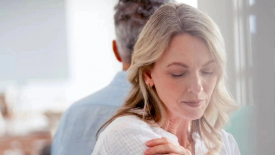 Nhẫn nhịn chồng ngoại tình hàng chục năm, người vợ U60 bất ngờ chọn ly hôn