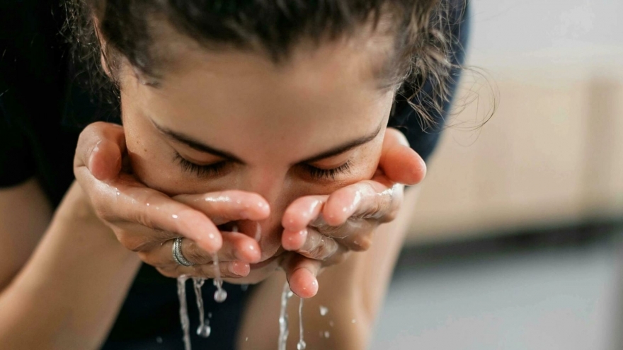 Bác sĩ cảnh báo trào lưu dùng nước tiểu để tắm, rửa mặt trên MXH