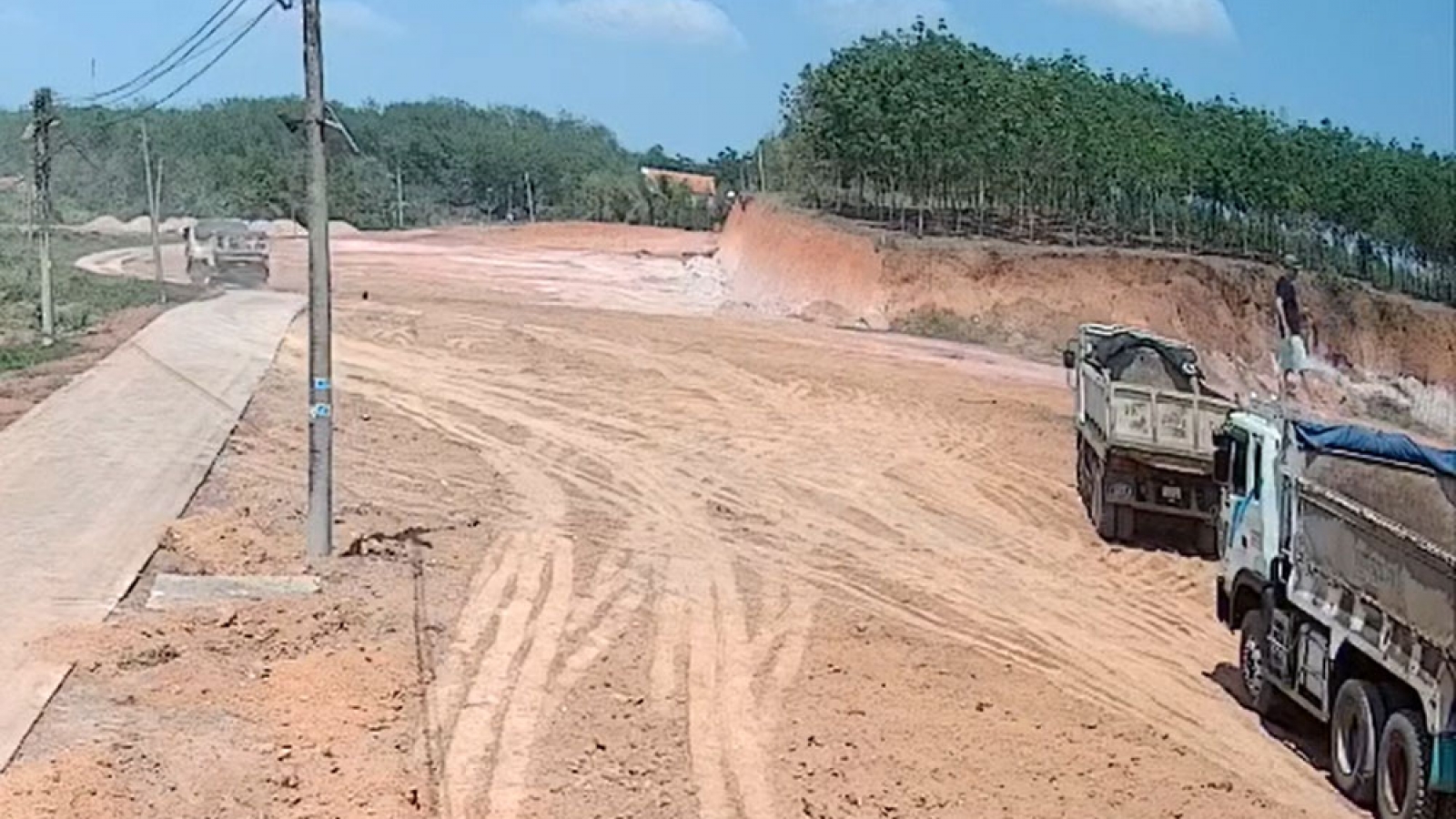 Người dân khẩn thiết cầu cứu vì nhóm người lạ “khoét” đất gây sạt lở ở Đồng Nai