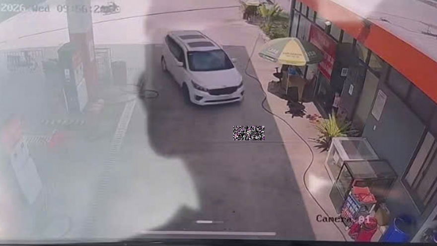 Bé gái gần 2 tuổi bị xe cán tử vong khi nằm chơi trong cây xăng ở TP.HCM