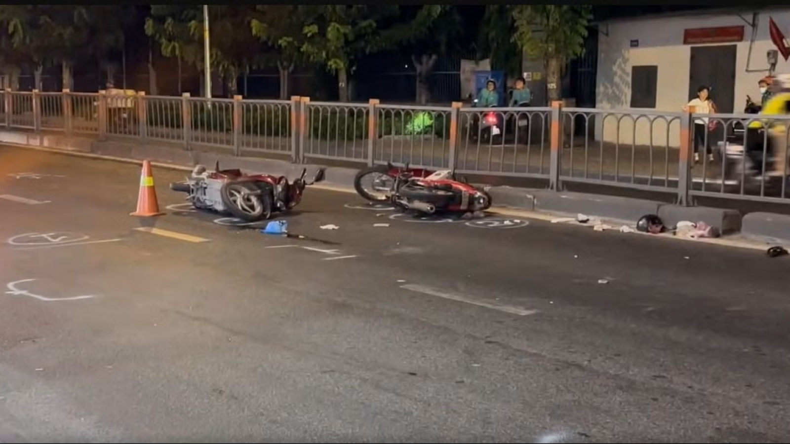 Va chạm xe máy, hai người nguy kịch
