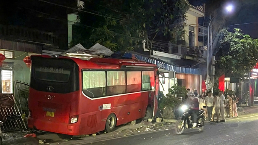 Xe khách lao vào nhà dân ở Ninh Bình