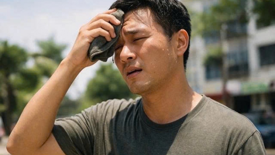 Bác sĩ cảnh báo: Nắng nóng và sai lầm khi uống nước dễ hại thận