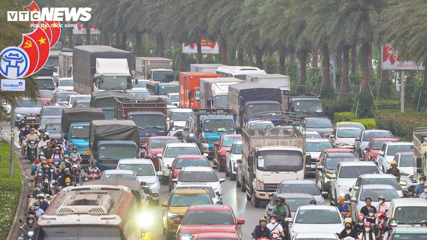 Rào chắn thi công metro số 5, Đại lộ Thăng Long tắc dài