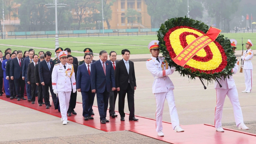 Lãnh đạo Đảng, Nhà nước, đại biểu Quốc hội vào Lăng viếng Chủ tịch Hồ Chí Minh