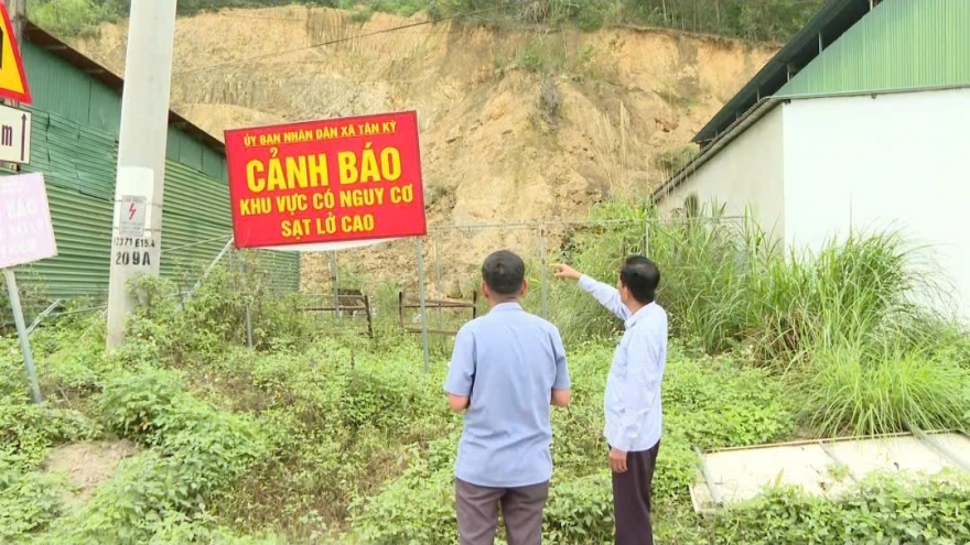 Sạt lở tại Nghệ An, người dân sống bên "miệng tử thần"