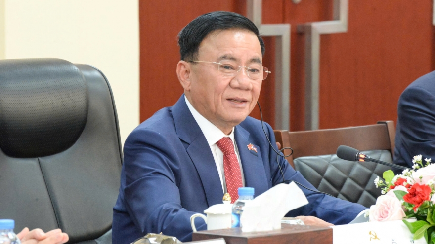 Thường trực Ban Bí thư Trần Cẩm Tú hội đàm với Thường trực Ban Bí thư Vilay Lakhamphong