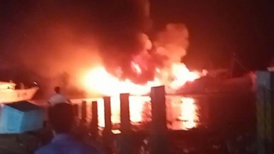 Hỏa hoạn bất ngờ thiêu rụi tàu cá tại cảng Quần Vinh, Ninh Bình