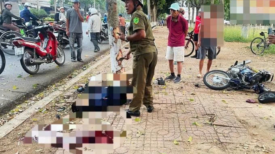 Đắk Lắk: Xe máy chở 3 tông vào gốc cây, 2 người tử vong