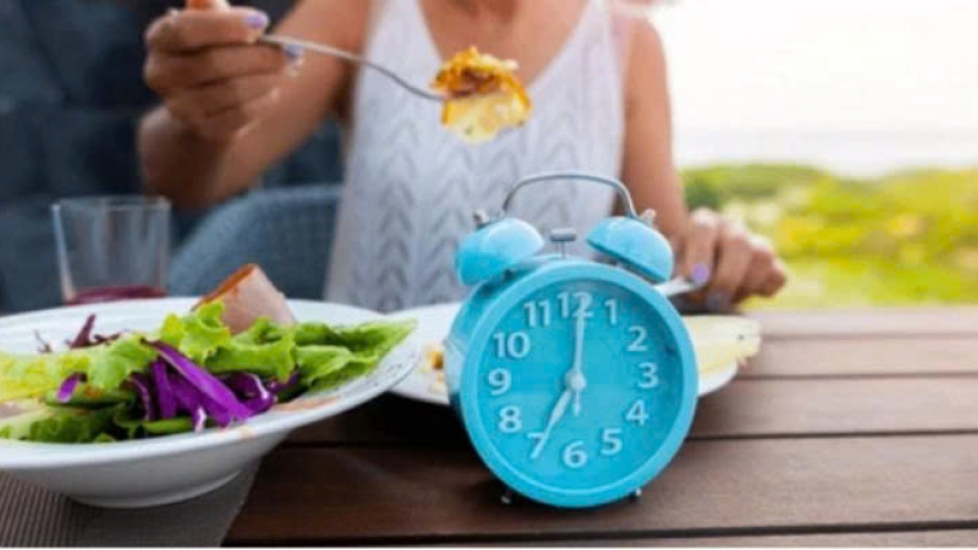 Ăn tối lúc mấy giờ để tiêu hóa tốt và ngủ ngon?