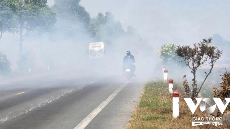 Đốt đồng sau thu hoạch: Lãng phí, ô nhiễm môi trường và tiềm ẩn tai nạn