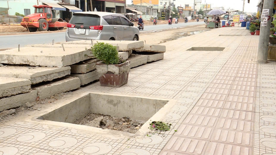 Công trình ngàn tỷ đồng tại TP.HCM “giăng bẫy” người đi bộ bằng hàng loạt hố sâu