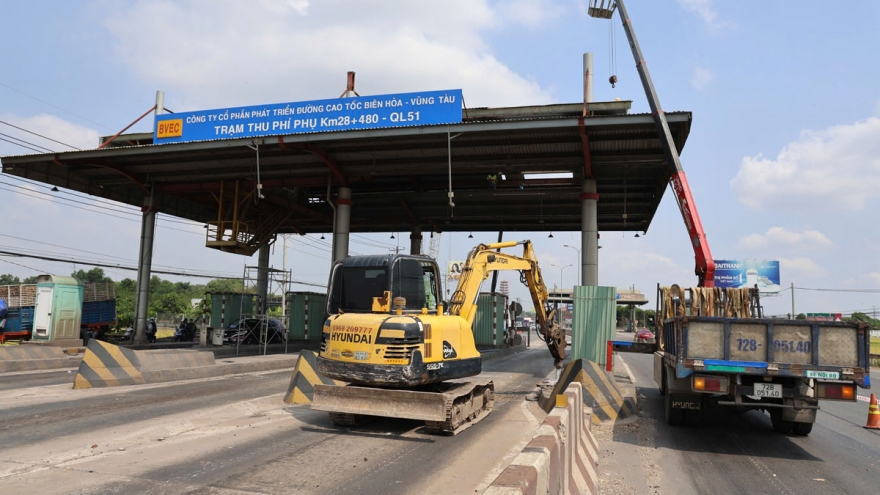 Tháo dỡ hai trạm thu phí bỏ hoang trên Quốc lộ 51 đoạn qua Đồng Nai