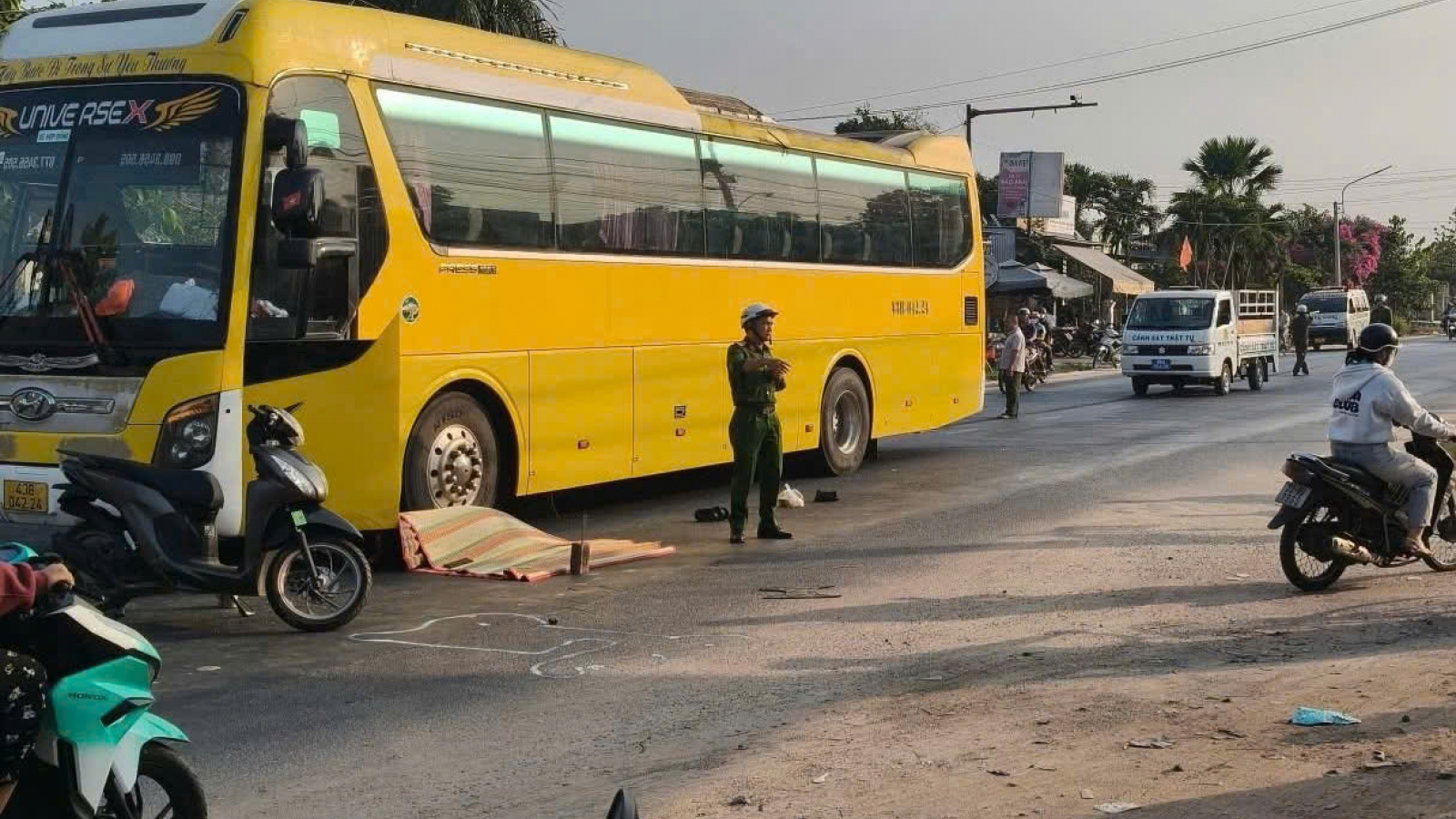 Nữ công nhân tử vong sau va chạm với xe khách