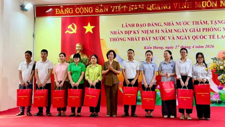 Bí thư Thành ủy Hà Nội tặng quà gia đình chính sách