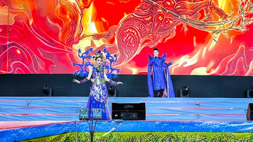 Âm nhạc và thời trang hòa quyện trong “Sông nước Tây Đô”