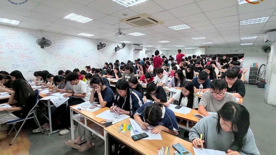 Chi cả chục triệu mỗi tháng, phụ huynh "chạy đua" suất vào lớp 10 công lập cho con