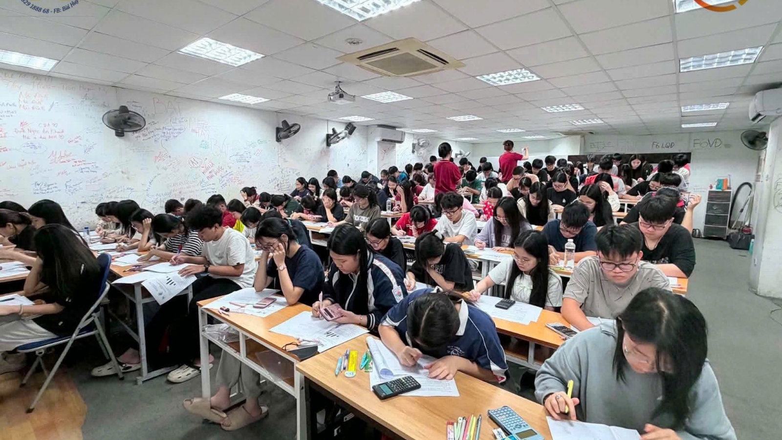 Chi cả chục triệu mỗi tháng, phụ huynh "chạy đua" suất vào lớp 10 công lập cho con
