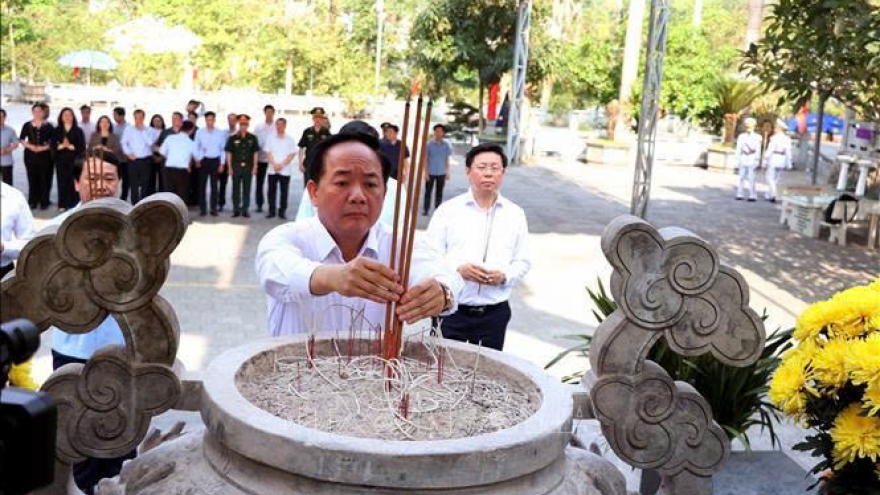 Trưởng Ban Tuyên giáo và Dân vận Trung ương tri ân các gia đình chính sách tại Tuyên Quang