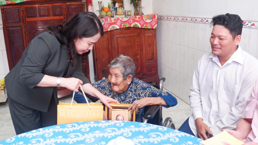 Phó Chủ tịch nước Võ Thị Ánh Xuân thăm và tặng quà tại Đồng Tháp